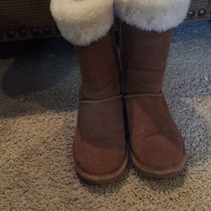 Bearpaw tan boots size 6